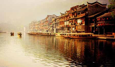 張家界國家森林公園、袁家界、天子山、大峽谷、玻璃橋、鳳凰古城兩晚三日游